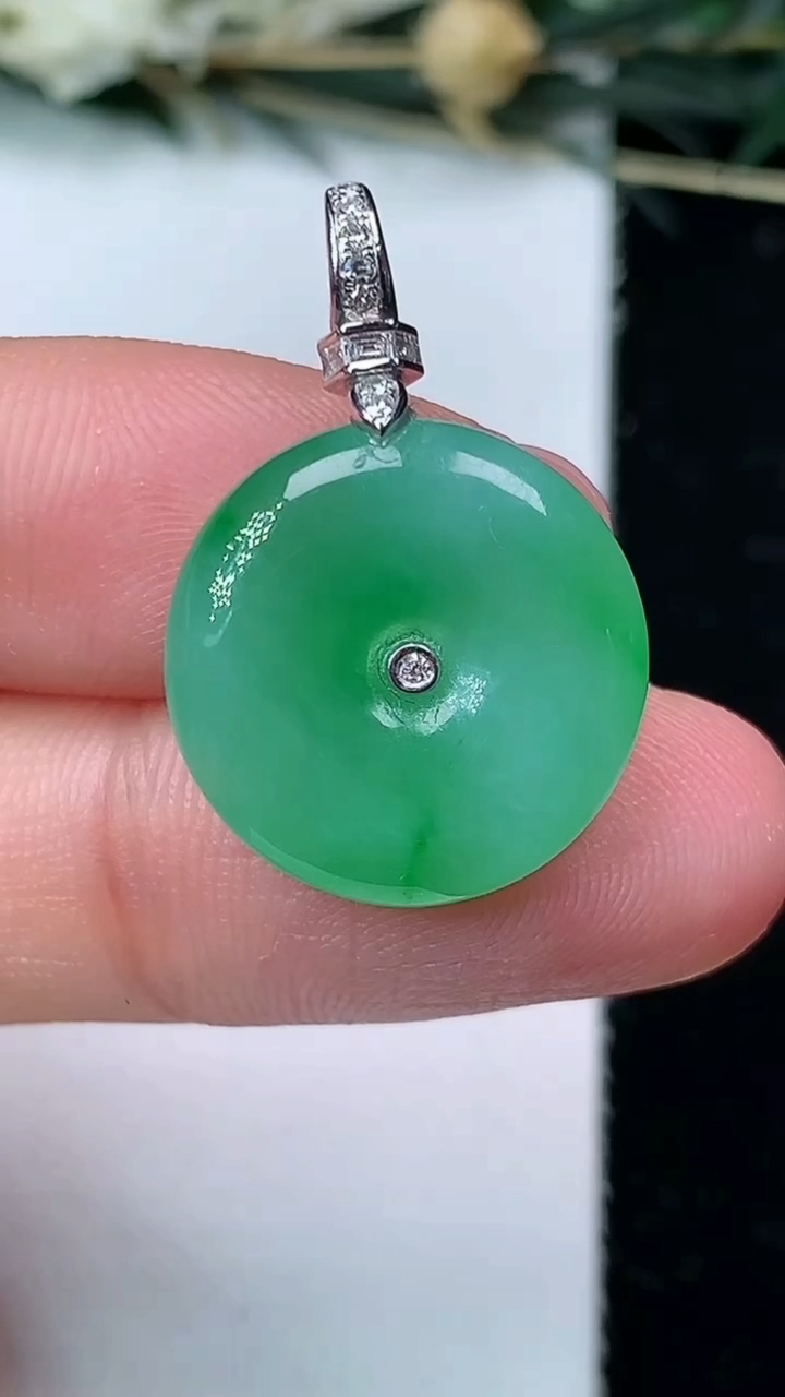 天然A货翡翠平安扣吊坠，尺寸16.8-5，重量:3.67g
6月23日