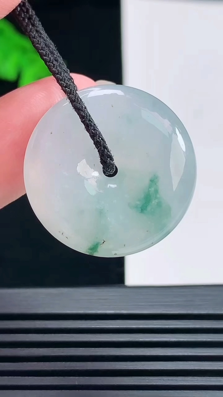 天然A货翡翠飘花平安扣吊坠，尺寸24.6-6 重量:7.72g H30
6月23日