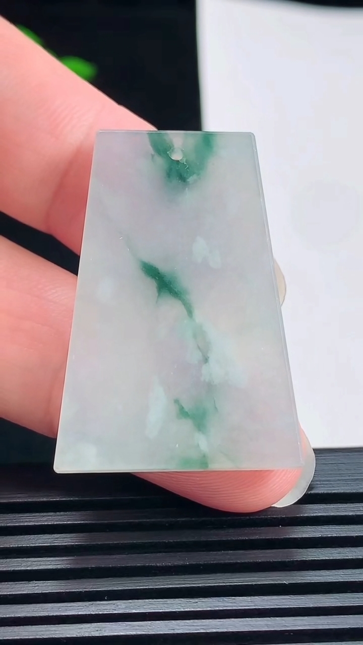 天然A货翡翠飘花无事牌吊坠，尺寸37-25.5-3.2 重量:9.28g
6月23日