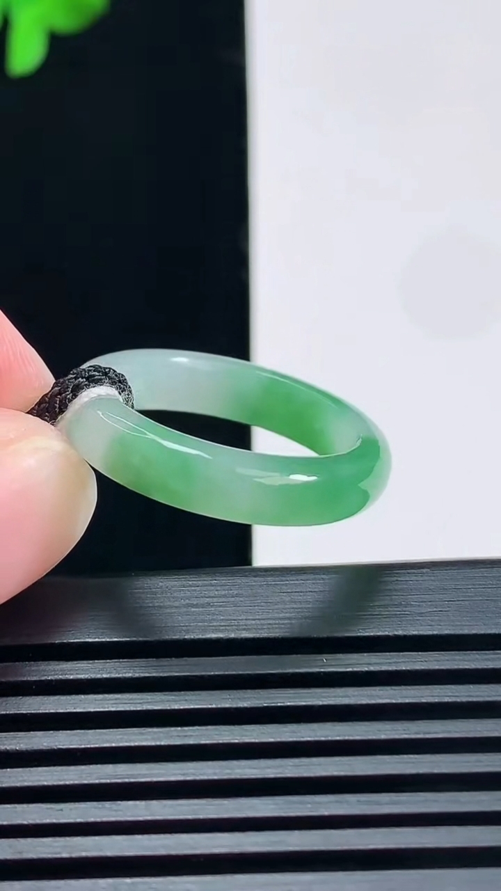 天然A货翡翠玉指环 戒指，尺寸19.2-4.6-3.5 重量:3.63g2026年6月23日
工厂直销收藏佳品,种好水足，色泽均匀，有种有色，上手高大气！
