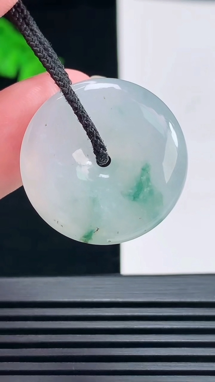 天然A货翡翠飘花平安扣吊坠，尺寸24.6-6 重量:7.72g H30
6月23日