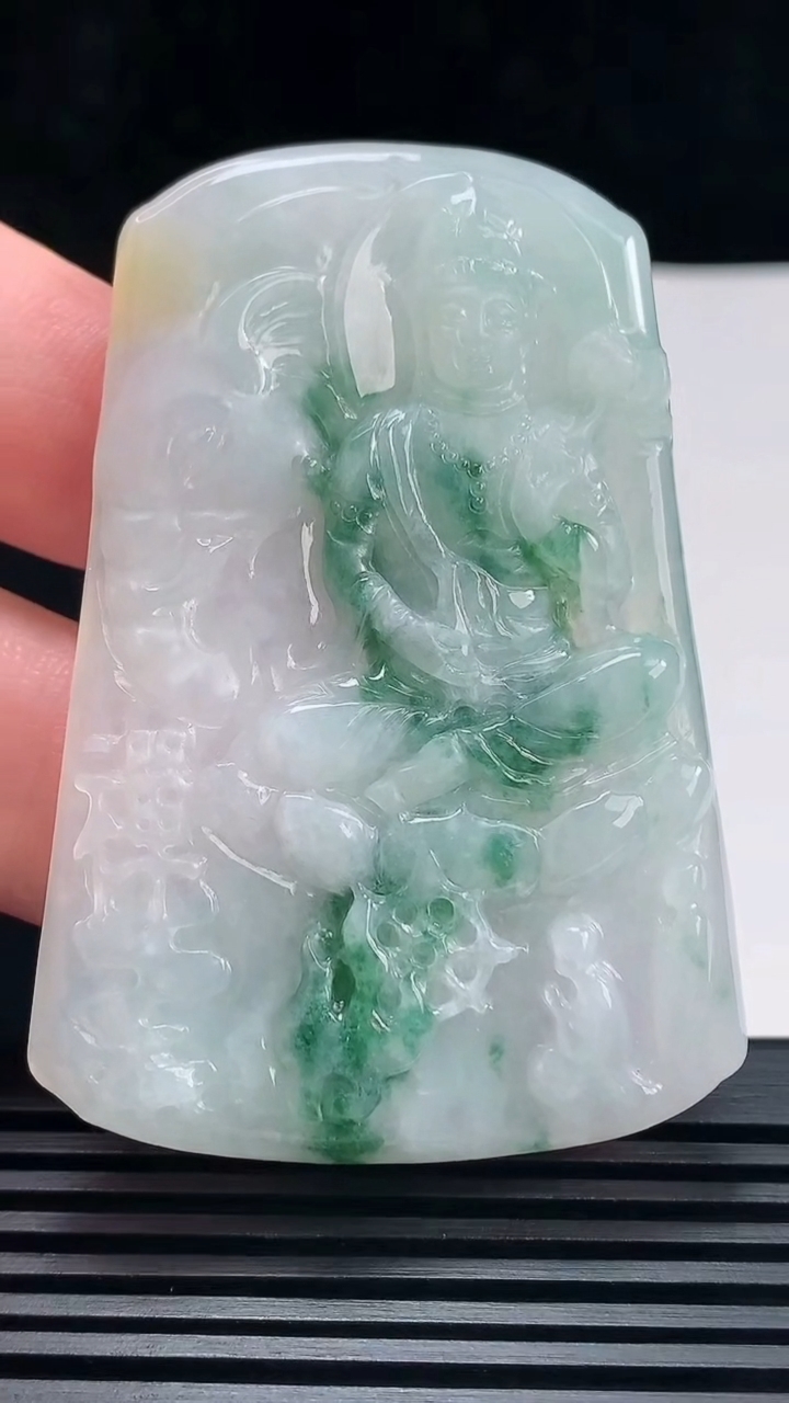 天然A货翡翠飘花普贤菩萨吊坠，尺寸62.6-43.5-5.2 重量:28.70g
6月23日