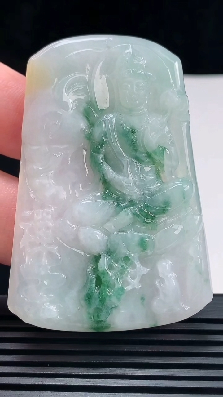天然A货翡翠飘花普贤菩萨吊坠，尺寸62.6-43.5-5.2 重量:28.70g
6月23日