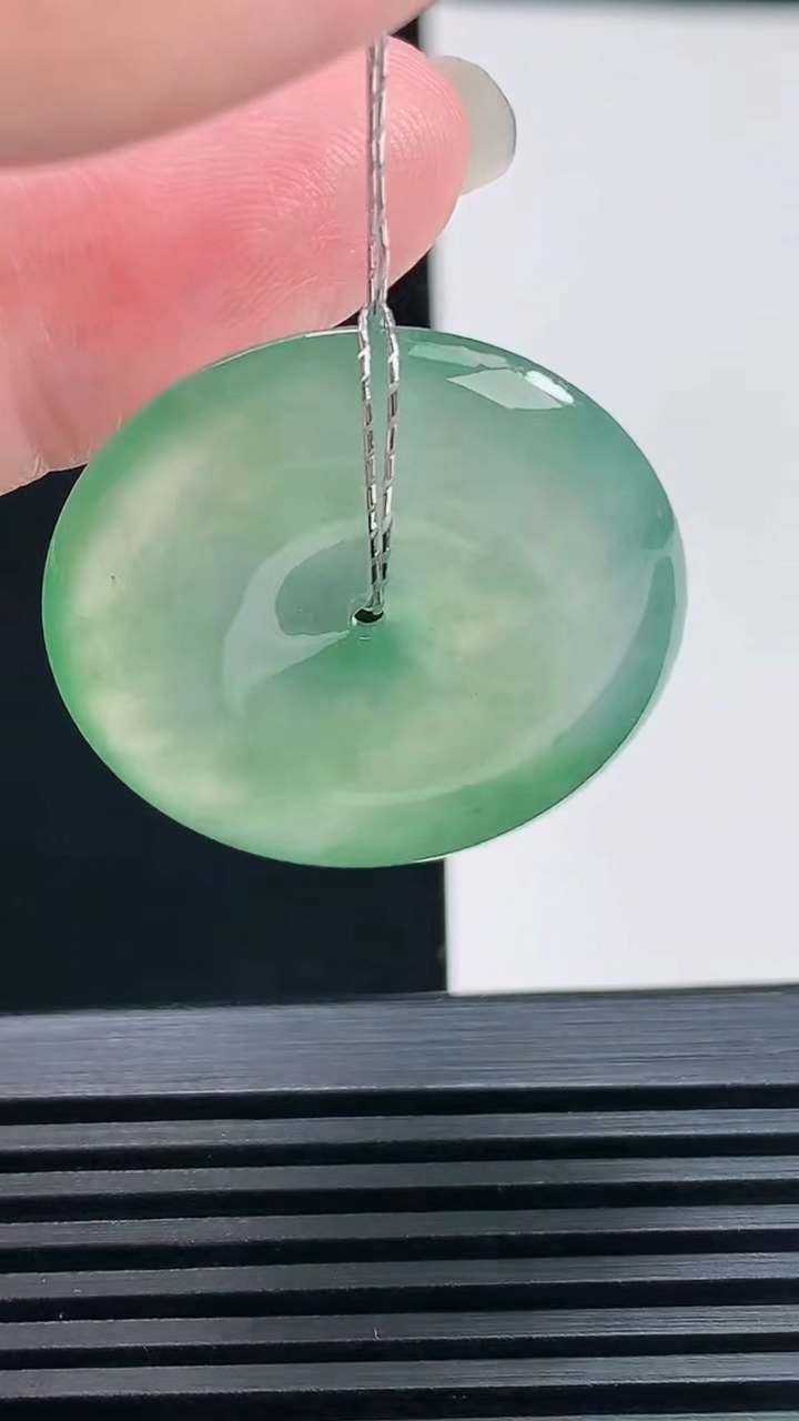 天然A货翡翠平安扣吊坠，尺寸29-5.6 重量:10.15g
6月23日