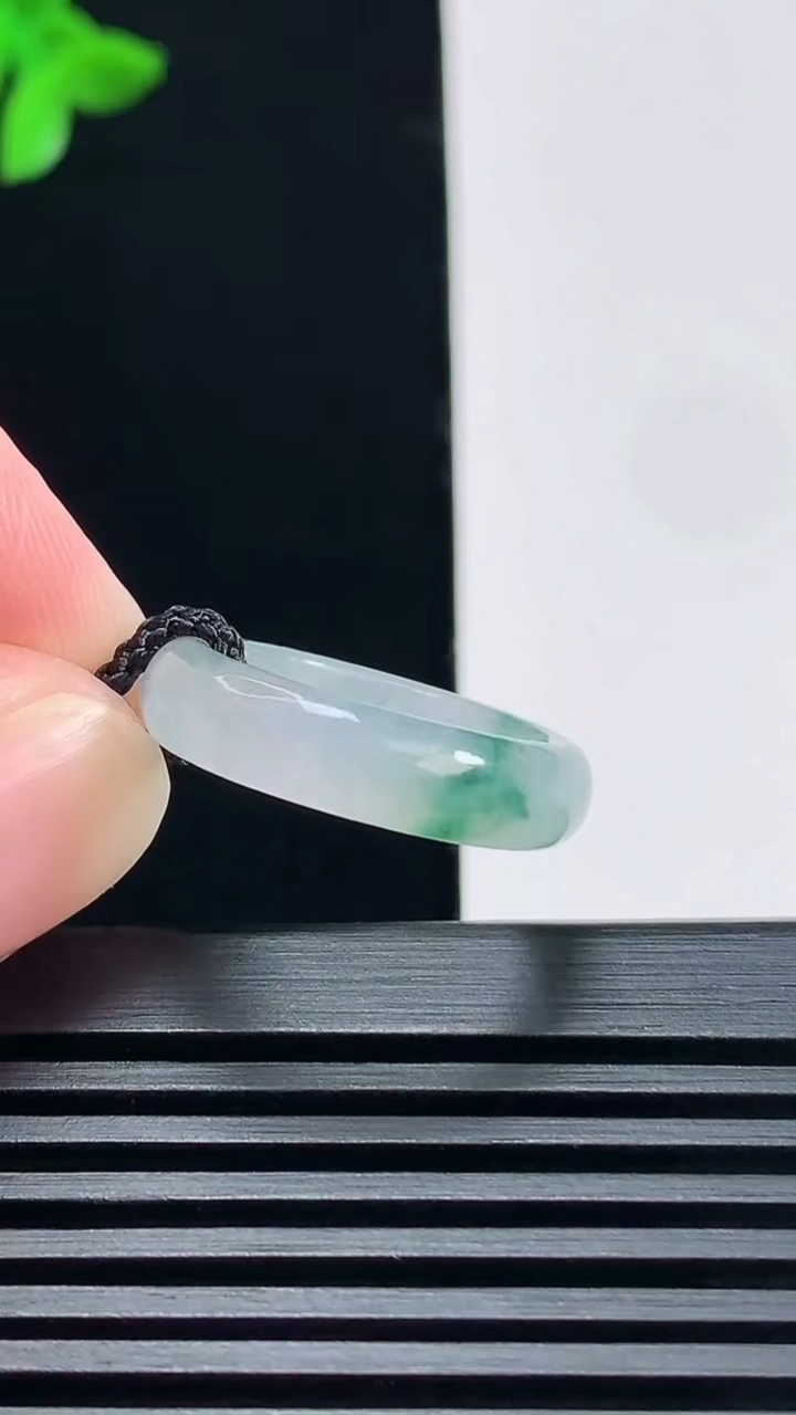 天然A货翡翠冰种飘花玉指环 戒指，尺寸16.5-5-2.6 重量:2.49g2026年6月23日
工厂直销收藏佳品,种好水足，色泽均匀，有种有色，上手高大气！