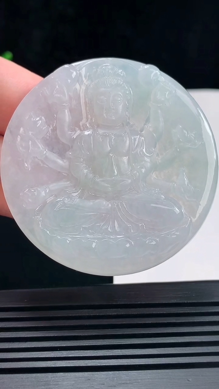 天然A货翡翠千手观音菩萨吊坠，尺寸54-5.8 重量:34.96g
6月23日