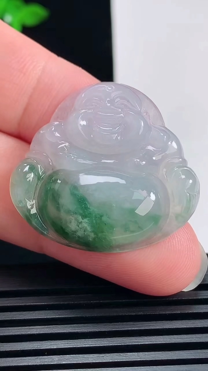 天然A货翡翠飘花佛公吊坠，尺寸30-32-5.8 重量:8.25g
6月23日