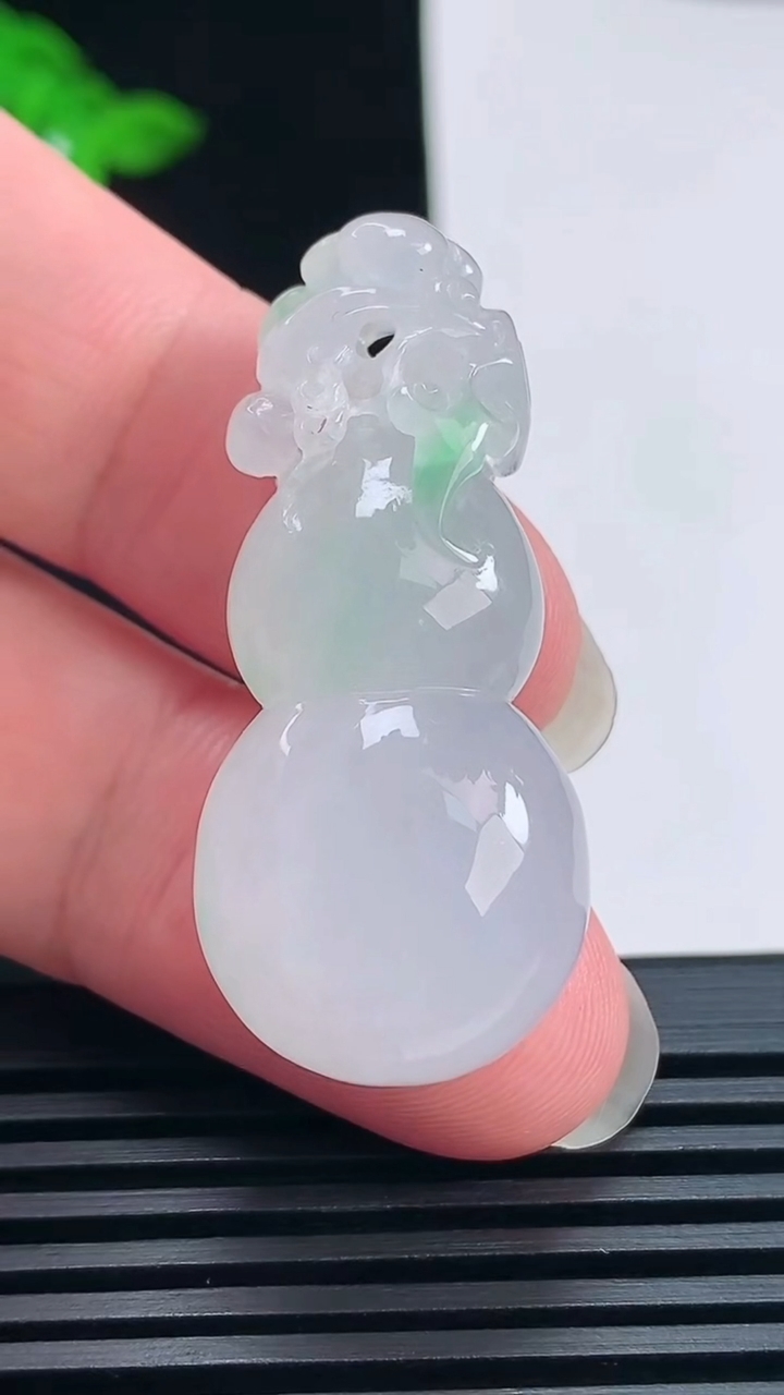 天然A货翡翠葫芦吊坠，尺寸41-18-12.5 重量:14.22g
6月23日