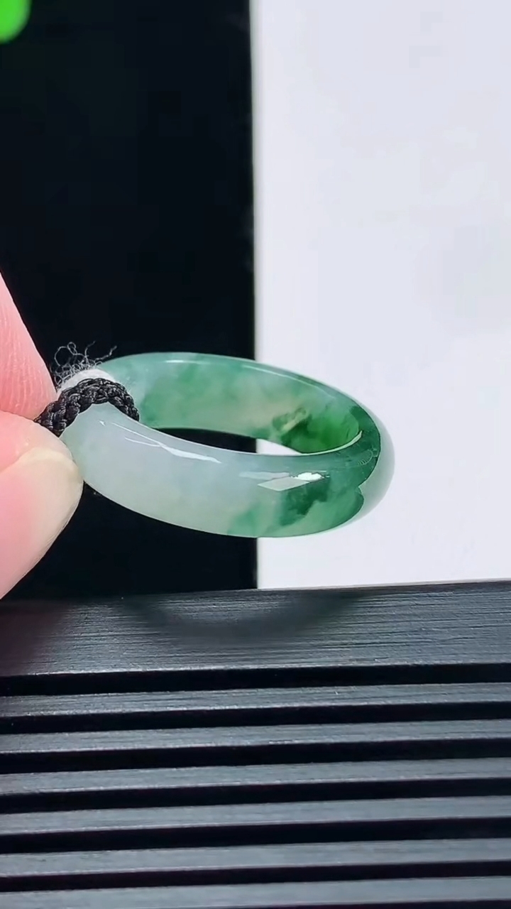 天然A货翡翠冰种飘花玉指环 戒指，尺寸18-5.5-3.2 重量:3.58g2026年6月23日
工厂直销收藏佳品,种好水足，色泽均匀，有种有色，上手高大气！