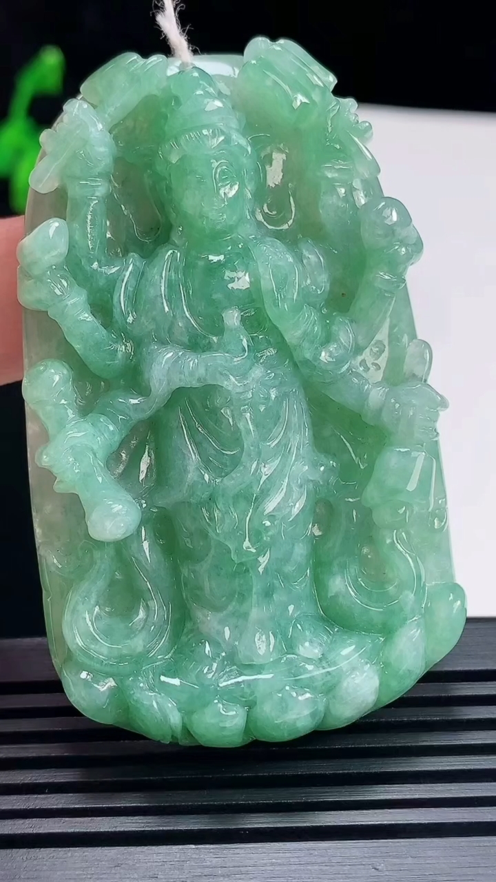 天然A货翡翠千手观音菩萨吊坠，尺寸65-40-11.6 重量:53.16g
6月23日