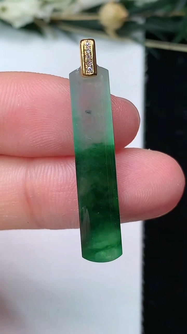 天然A货翡翠平安柱吊坠，尺寸29.4-6.2-3.3，重量:1.61g
6月23日