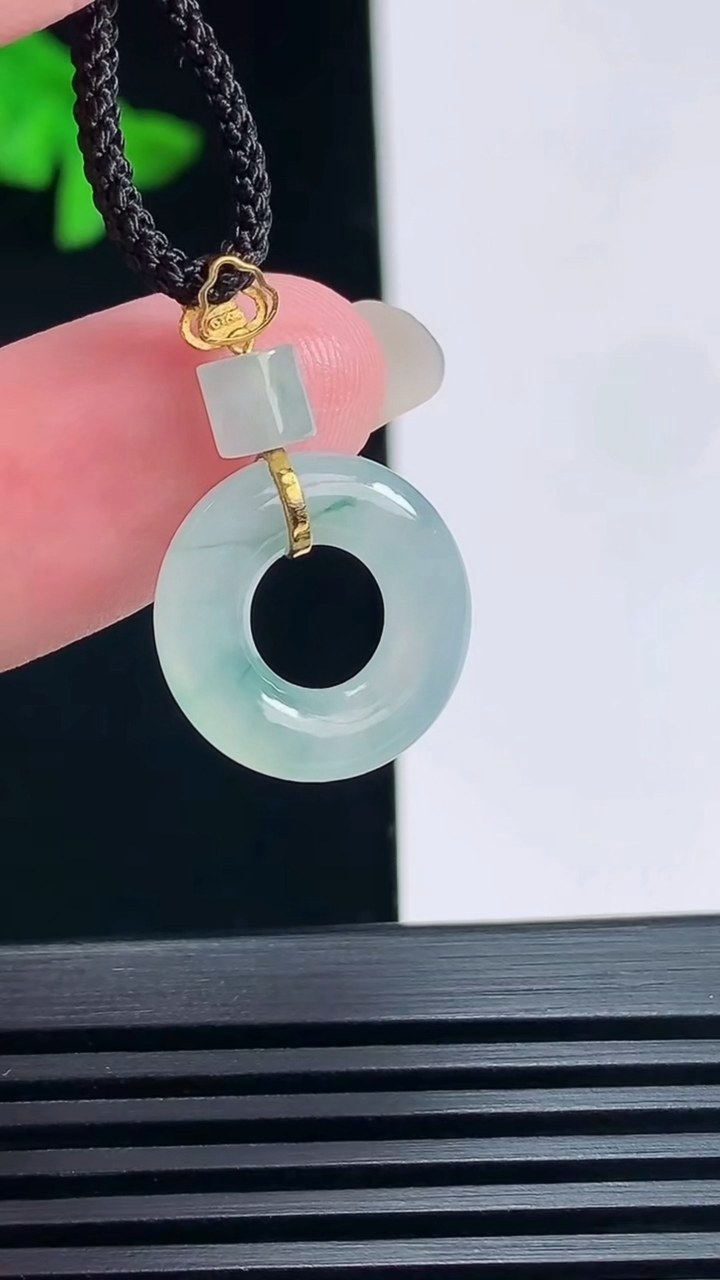 天然A货翡翠平安环吊坠，尺寸26-15.8-3.6 重量:2.00g
6月23日