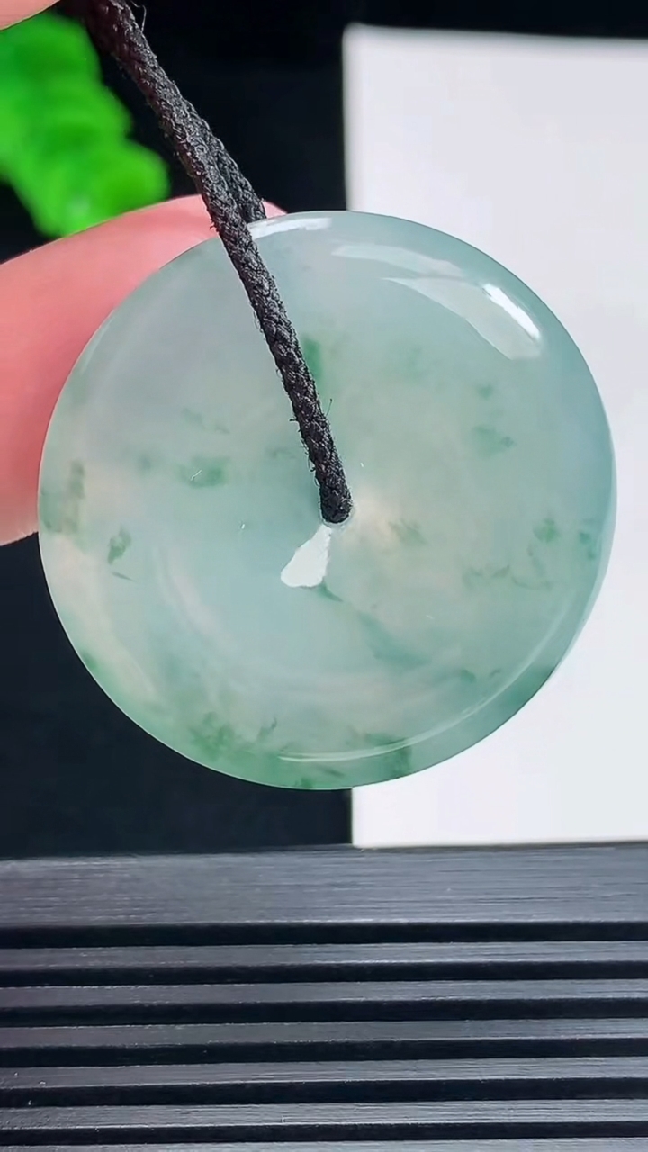 天然A货翡翠冰种飘花平安扣吊坠，尺寸33-5.2 重量:12.52g
6月23日