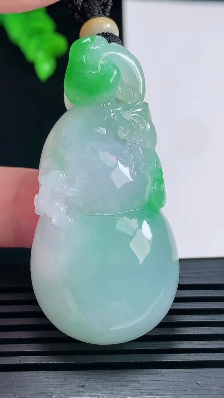 天然A货翡翠葫芦吊坠，尺寸55-27-12.5 重量:34.93g
6月23日