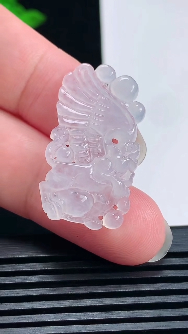 天然A货翡翠飞天貔貅吊坠，尺寸33.6-18-4.5 重量:4.42g
6月23日