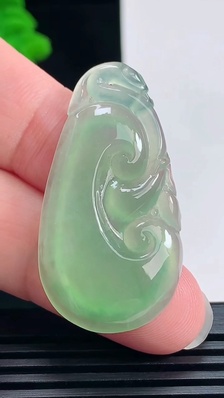 天然A货翡翠如意吊坠，尺寸42-22-5 重量:8.21g
6月23日