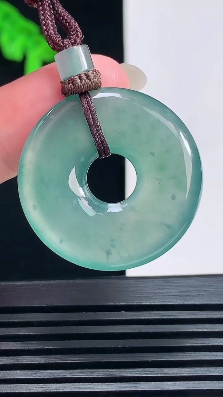 天然A货翡翠蓝水平安环吊坠，尺寸30-4.2 重量:10.20g
6月23日
