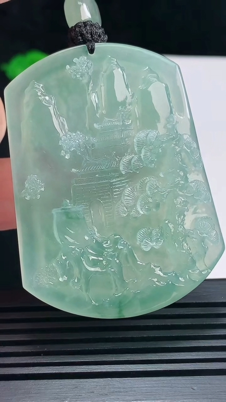 天然A货翡翠山水牌吊坠，尺寸56-43-7 重量:41.86g
6月23日