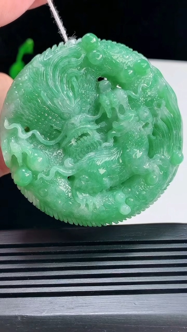 天然A货翡翠龙牌吊坠，尺寸57-13.5 重量:82.29g
6月23日