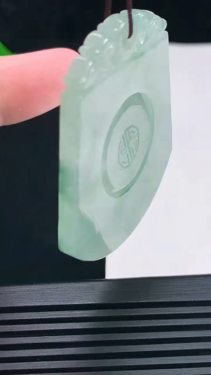 天然A货翡翠飘花时来运转吊坠，尺寸49-41.6-4重量:20.34g
6月23日