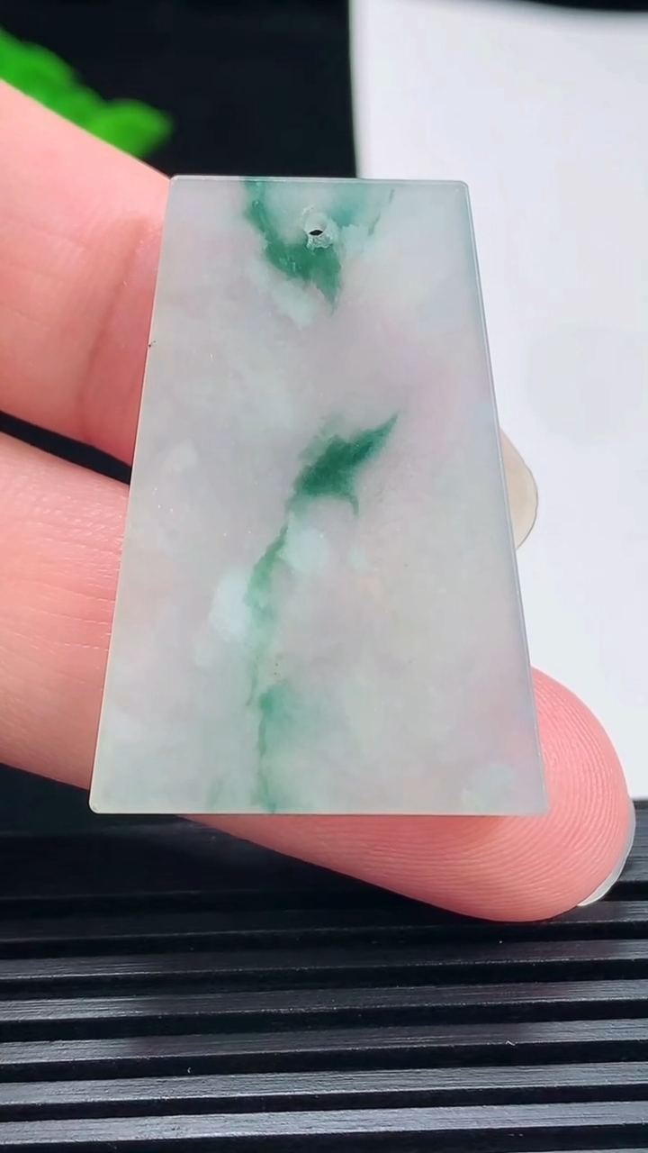 天然A货翡翠飘花无事牌吊坠，尺寸37-25.5-3.2 重量:9.28g
6月23日