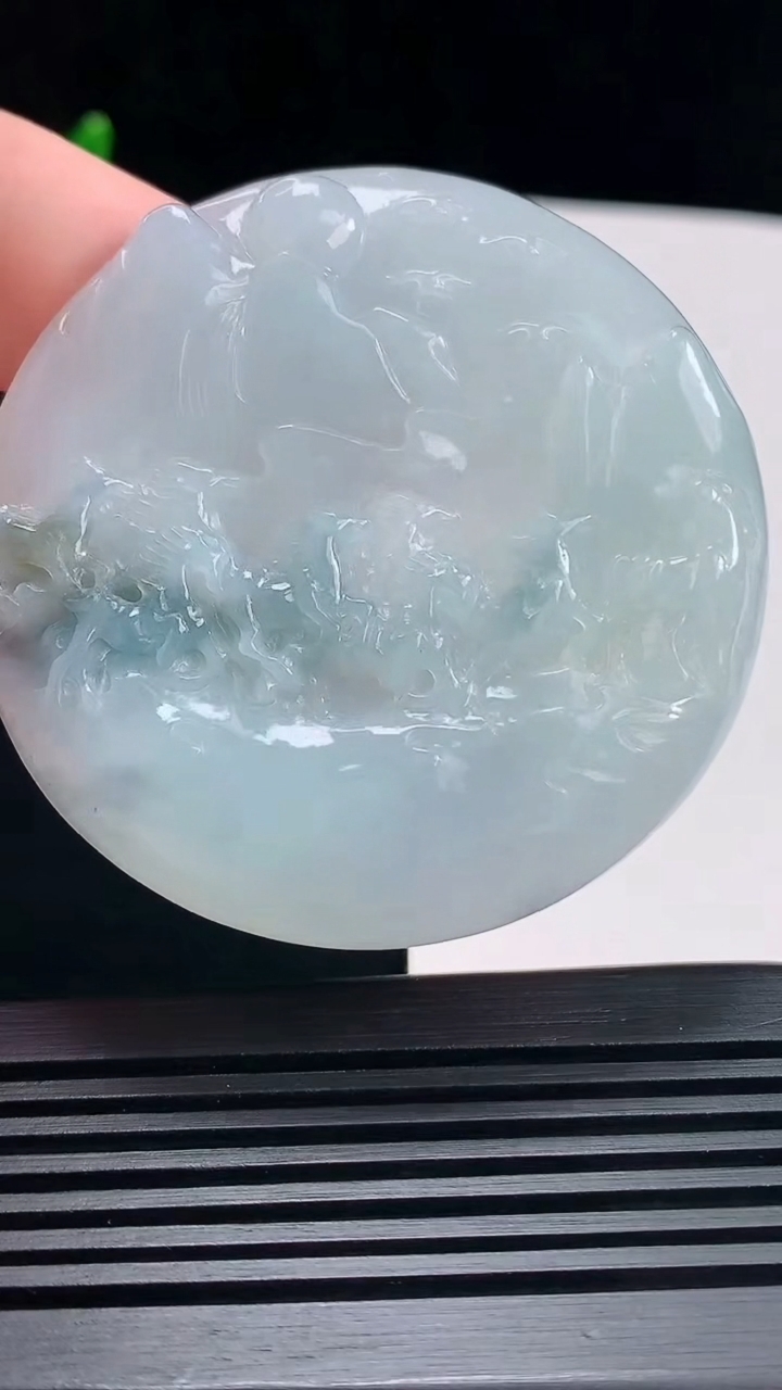 天然A货翡翠飘花八骏马牌吊坠，尺寸55.6-6.5 重量:37.76g H30
6月23日