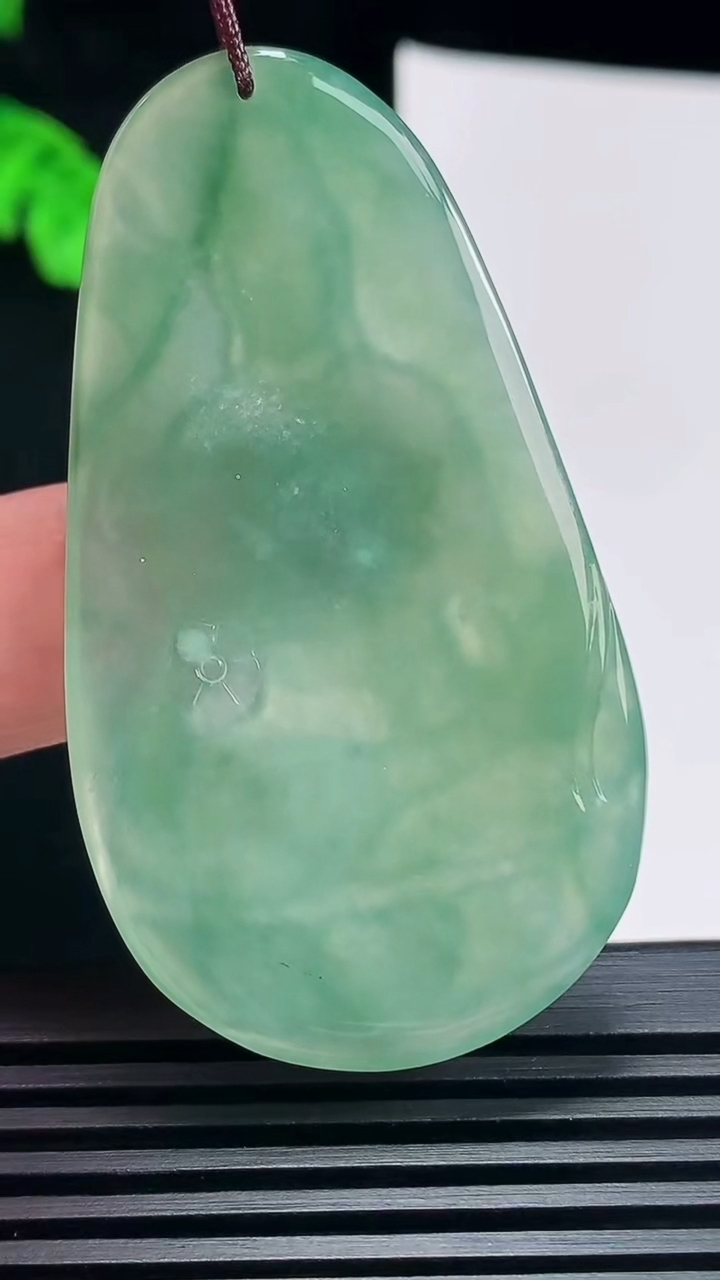 天然A货翡翠大势至菩萨吊坠，尺寸58-32-4.2 重量:16.89g
6月23日