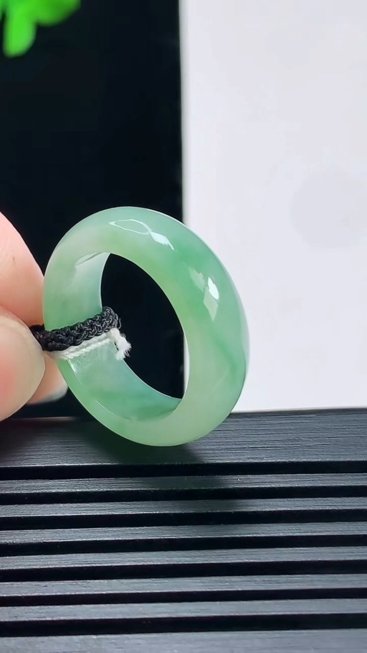 天然A货翡翠玉指环 戒指，尺寸17.5-6.8-3.2 重量:4.50g2026年6月23日
工厂直销收藏佳品,种好水足，色泽均匀，有种有色，上手高大气！