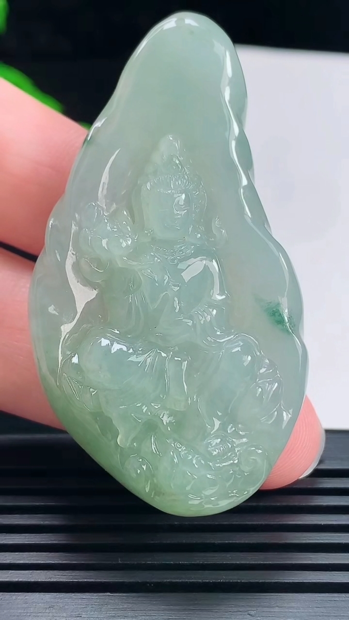 天然A货翡翠飘花大势至菩萨吊坠，尺寸59.6-32-12 重量:38.27g H30
6月23日