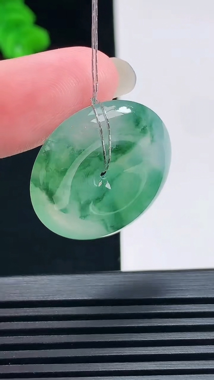 天然A货翡翠平安扣吊坠，尺寸26-5 重量:7.47g
6月23日