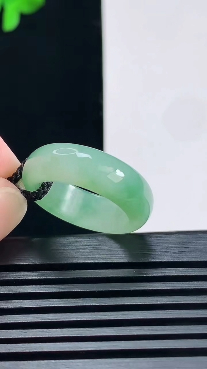 天然A货翡翠玉指环 戒指，尺寸17.5-6.8-3.2 重量:4.50g2026年6月23日
工厂直销收藏佳品,种好水足，色泽均匀，有种有色，上手高大气！