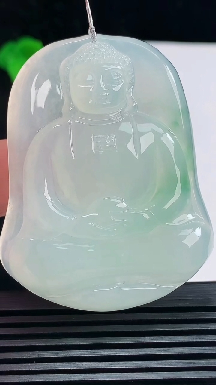 天然A货翡翠大日如来佛吊坠，尺寸55.6-44-6 重量:26.80g
6月23日
