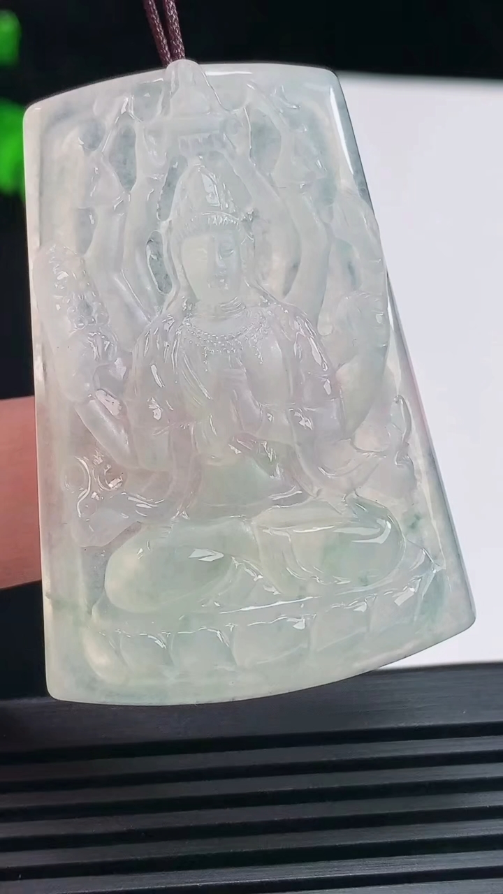 天然A货翡翠种飘花千手观音菩萨吊坠，尺寸51.6-35.5-5.6 重量:20.44g
6月23日