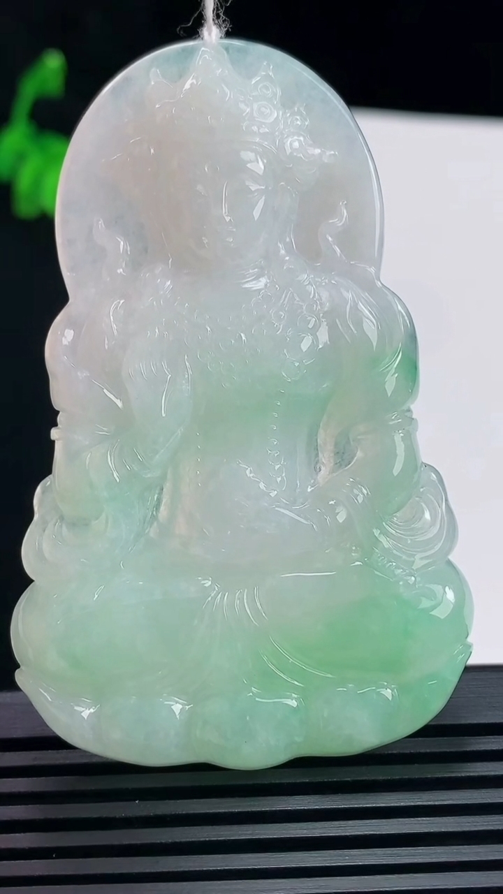 天然A货翡翠度母菩萨吊坠，尺寸69-43.5-5.5 重量:29.03g
6月23日