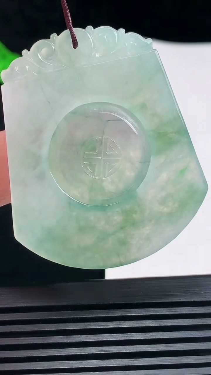 天然A货翡翠飘花时来运转吊坠，尺寸49-41.6-4重量:20.34g
6月23日