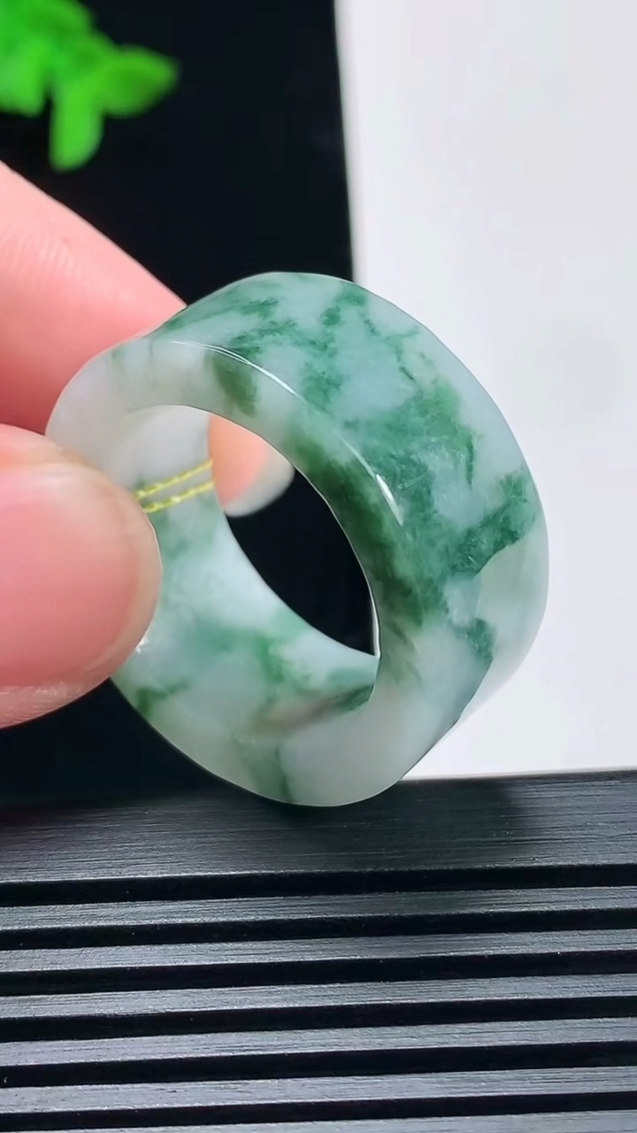 天然A货翡翠飘花素面玉扳指 戒指，尺寸22.5-12-4 重量:13.54g2026年6月23日
工