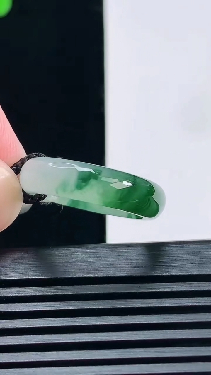 天然A货翡翠冰种飘花玉指环 戒指，尺寸18-5.5-3.2 重量:3.58g2026年6月23日
工厂直销收藏佳品,种好水足，色泽均匀，有种有色，上手高大气！