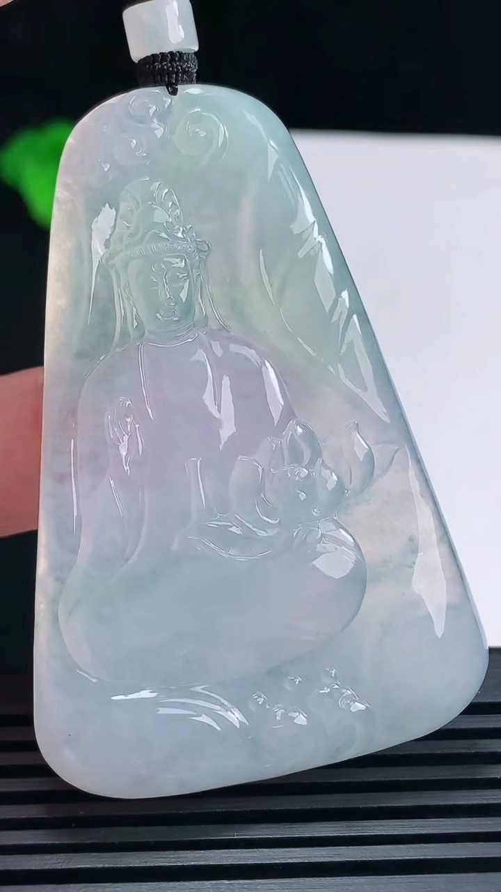 天然A货翡翠大势至菩萨吊坠，尺寸62.6-42-5.5 重量:33.55g
6月23日