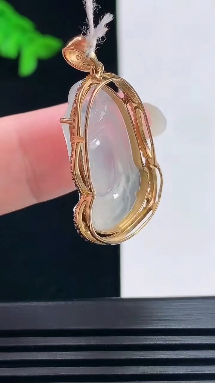 天然A货翡翠种白冰观音头吊坠，尺寸32-19-8.5，裸石25-15.5 重量:5.08g
6月23日
