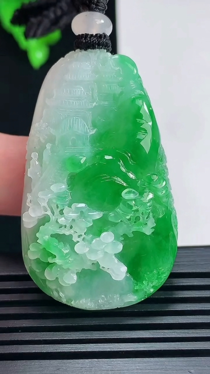 天然A货翡翠山水牌吊坠，尺寸47-29.6-11 重量:28.68g
6月23日