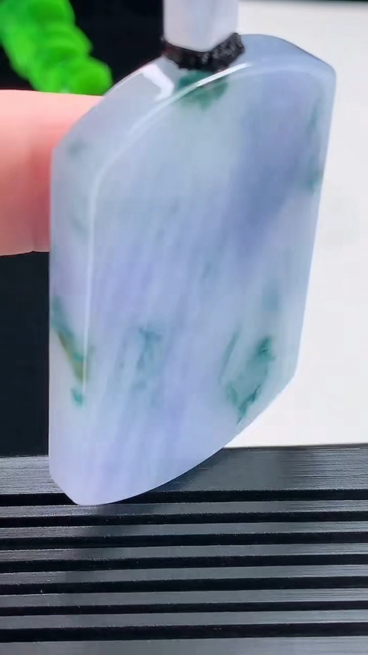 天然A货翡翠种紫罗兰 飘花无事牌吊坠，尺寸51-32.6-5.8 重量:32.72g
6月23日