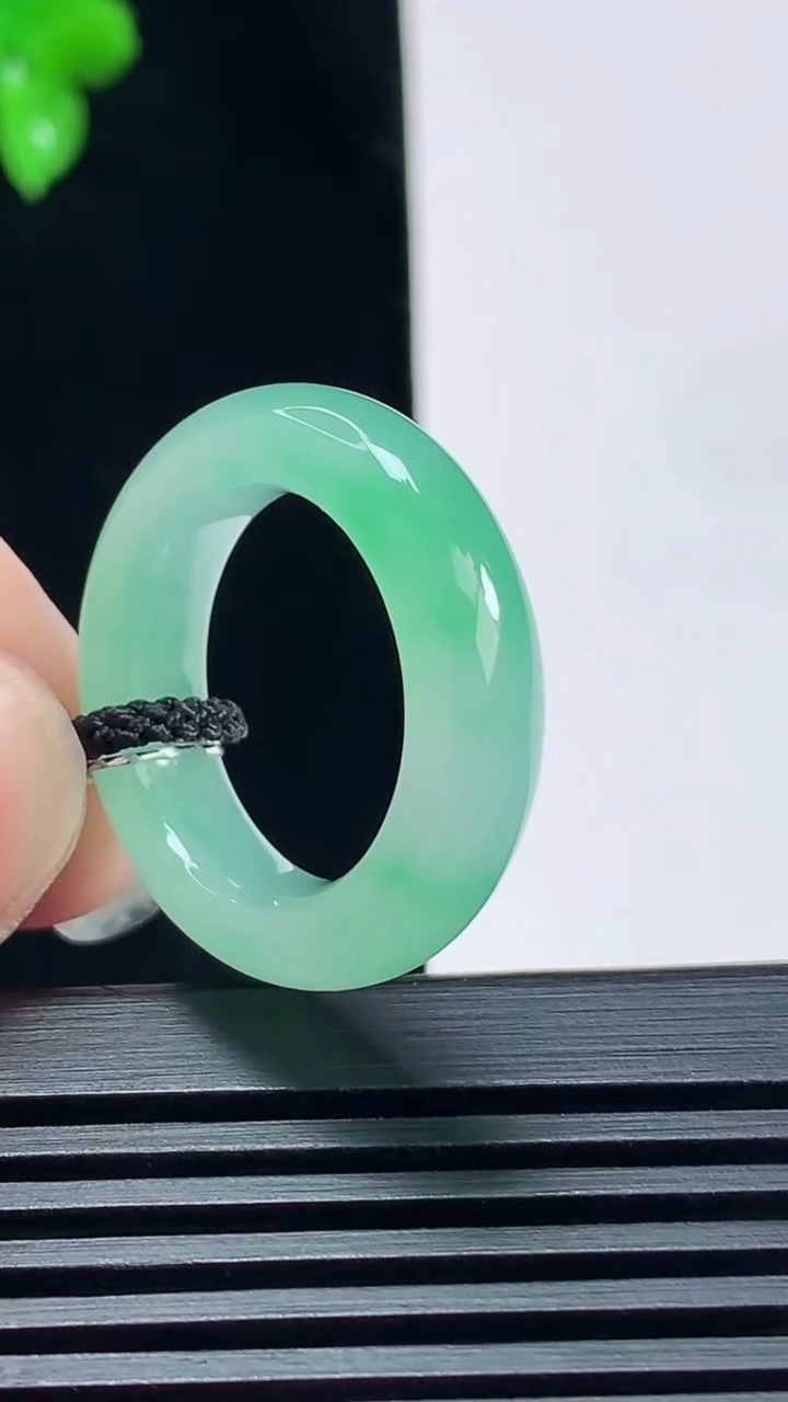 天然A货翡翠玉指环 戒指，尺寸17.8-5.8-4.5 重量:5.55g2026年6月23日
工厂直