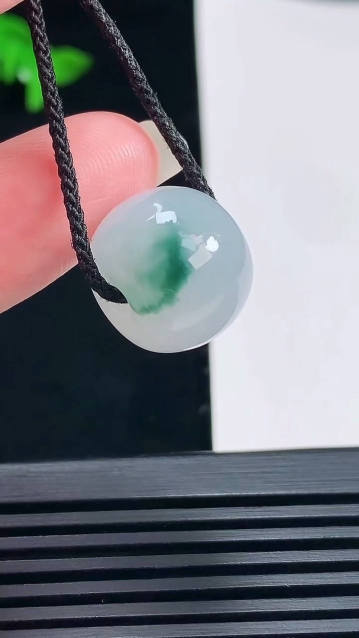 天然A货翡翠飘花路路通吊坠，尺寸13-15.8 重量:6.41g
6月23日
