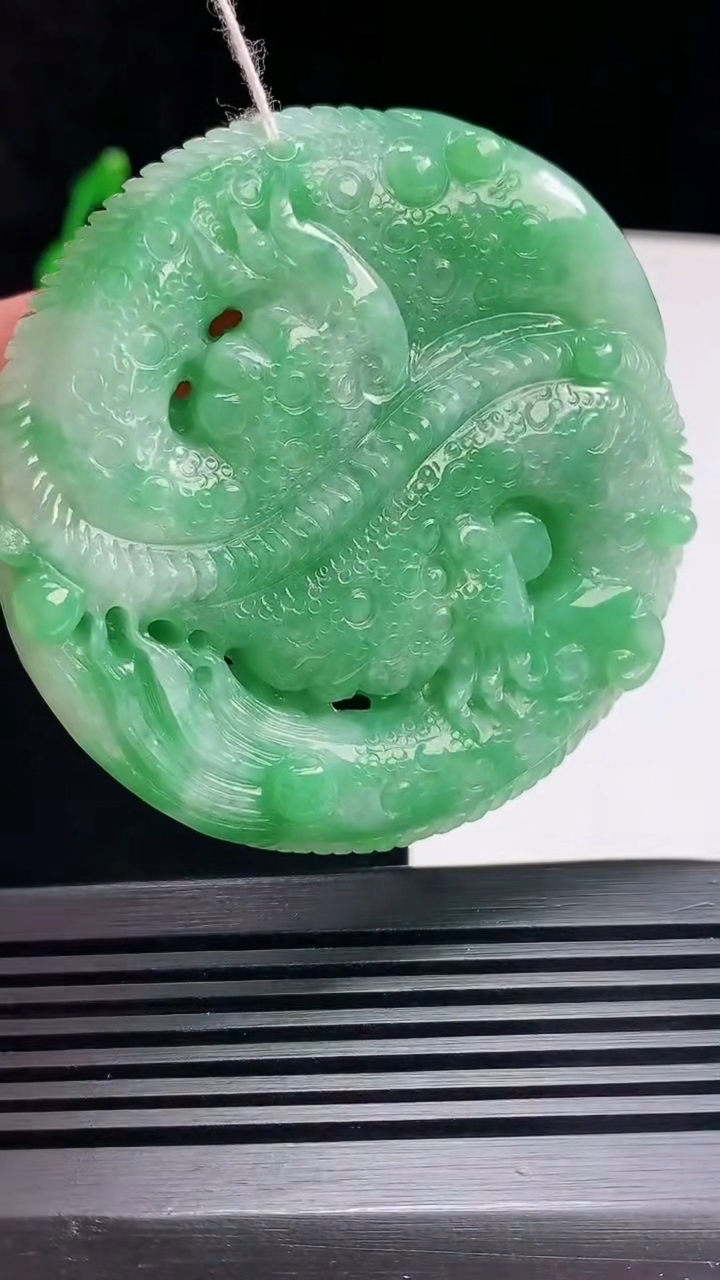 天然A货翡翠龙牌吊坠，尺寸57-13.5 重量:82.29g
6月23日