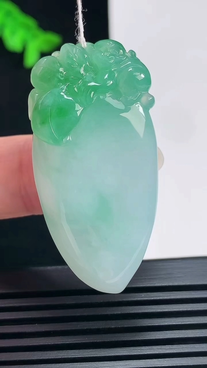 天然A货翡翠福瓜吊坠，尺寸45-21.5-10.5 重量:18.44g
6月23日