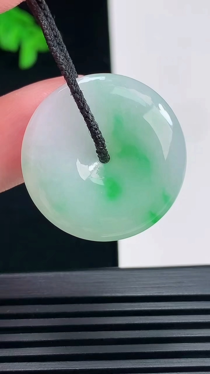 天然A货翡翠平安扣吊坠，尺寸26.5-5.5 重量:8.53g
6月23日