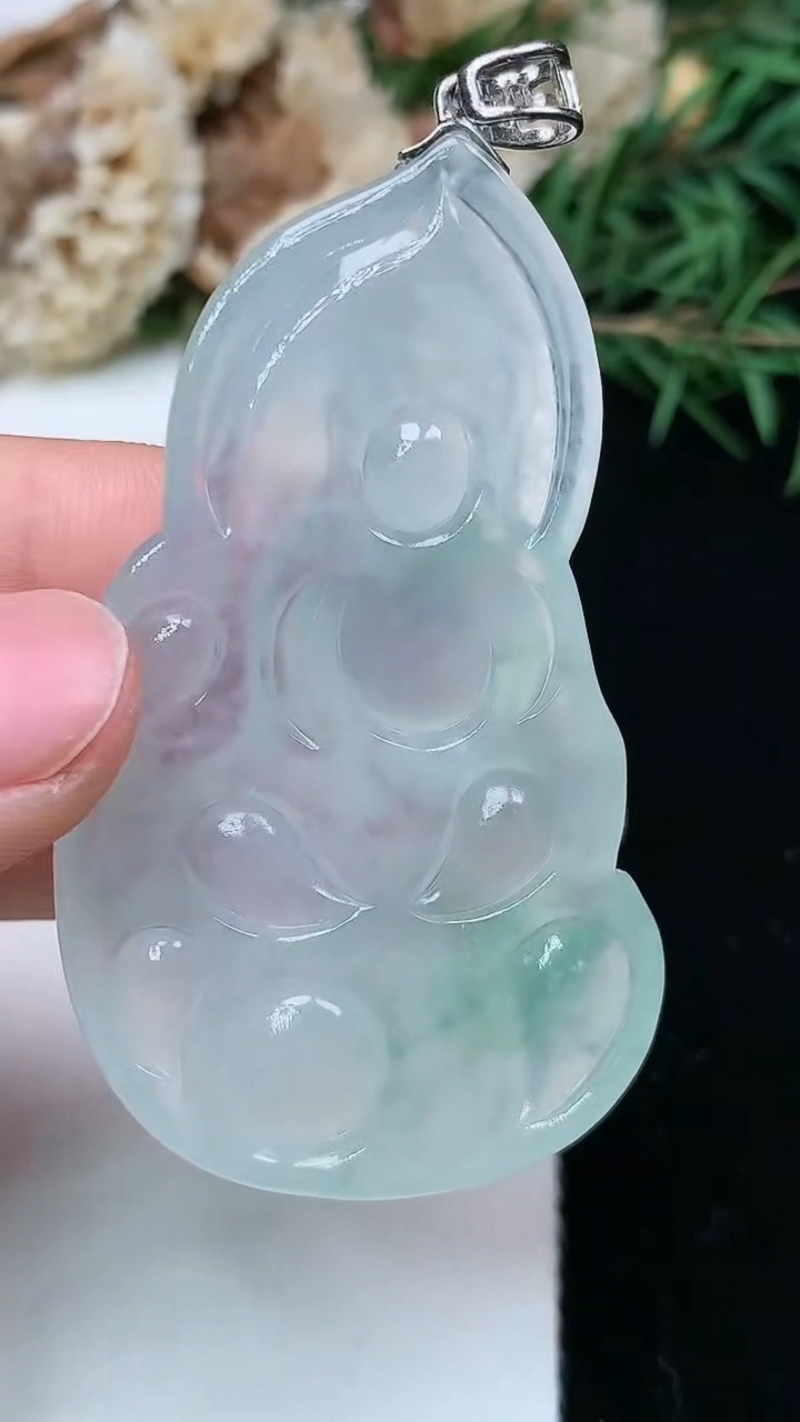 天然A货翡翠观音菩萨吊坠，尺寸52.8-30-6，重量:17.99g
6月23日