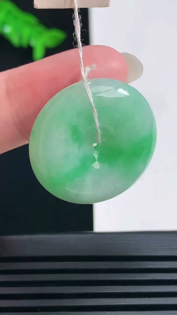 天然A货翡翠平安扣吊坠，尺寸26.5-6 重量:9.10g
6月23日