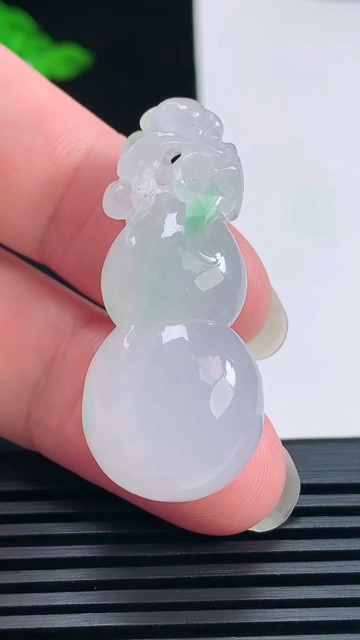 天然A货翡翠葫芦吊坠，尺寸41-18-12.5 重量:14.22g
6月23日