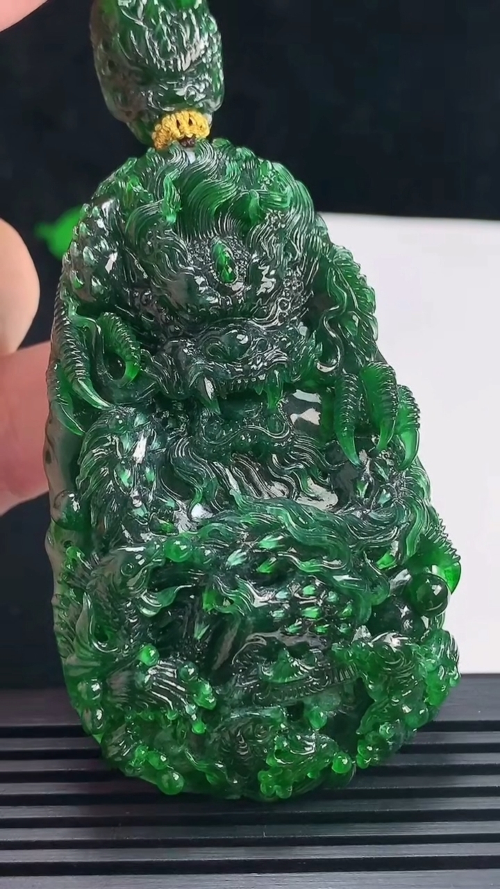 天然A货翡翠龙牌吊坠，尺寸69.2-43-13 重量:70.87g
6月23日